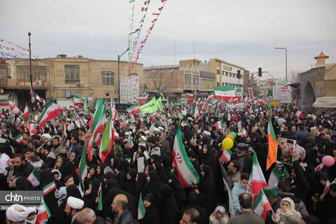 راهپیمایی پرشور مردم قم در روز 22 بهمن