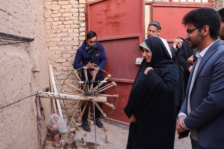 بازدید مشاور وزیر میراث‌فرهنگی از کارگاه هنر کهن موتابی در شهر تاریخی میبد