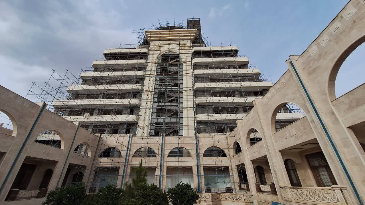 بازدید مشاور وزیر میراث‌فرهنگی از روند ساخت هتل پنج‌ستاره کریاس پالاس میبد