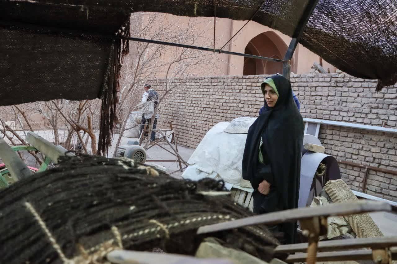 بازدید مشاور وزیر میراث‌فرهنگی از کارگاه هنر کهن موتابی در شهر تاریخی میبد