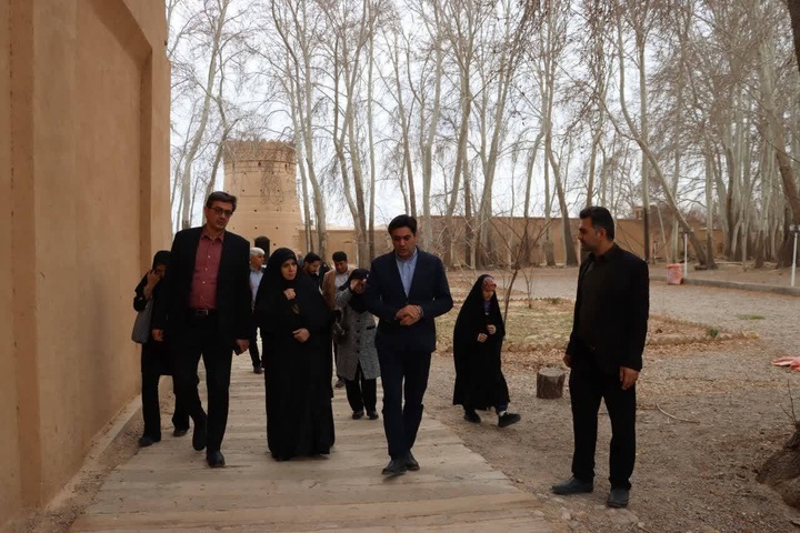 بازدید مشاور وزیر میراث‌فرهنگی از باغ جهانی پهلوان‌پور مهریز