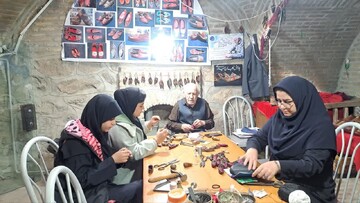 آموزش چاروق‌دوزی به دانش‌آموزان زنجانی برای حضور در مرحله کشوری رویداد ملی «لیگ‌جت»