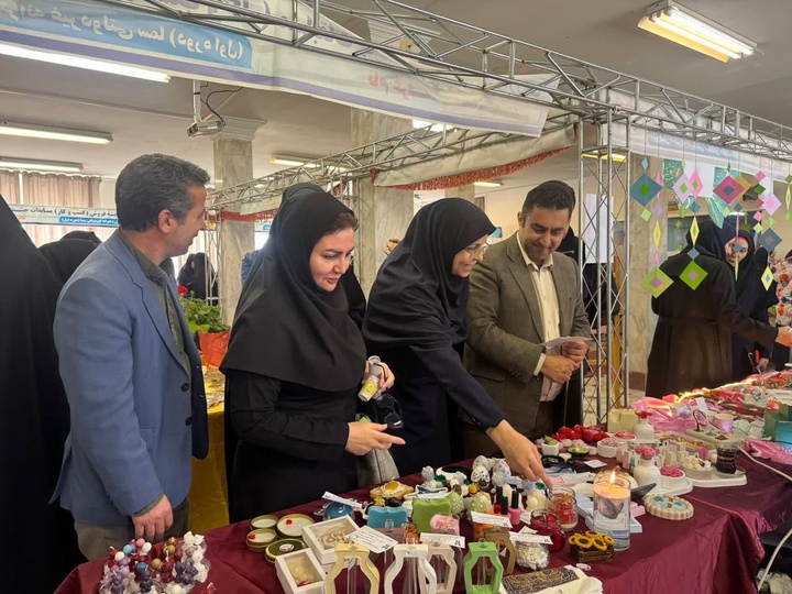 برگزاری نمایشگاه صنایع‌دستی در دبیرستان دخترانه سما شهر اراک