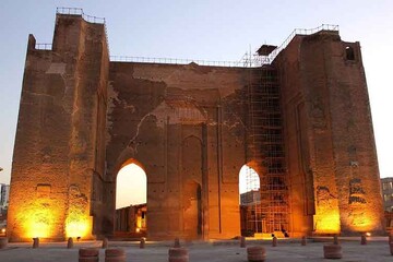 ارک تاریخی تبریز مطابق برنامه و هم‌زمان با سایر بناهای تاریخی استان پذیرای گردشگران است/ افزایش ساعات بازدید در ایام پیک سفر