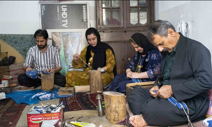 برنامه‌های ویژه برای حمایت از هنرمندان صنایع‌دستی کردستان اجرا می‌شود / فعالیت ۳۴ هزار نفر در حوزه صنایع‌دستی استان
