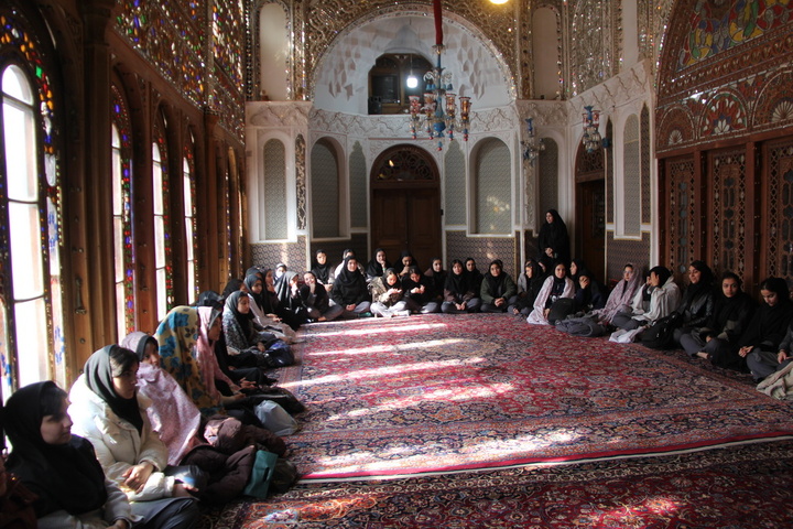 بازدید دانش‌آموزان قزوین از بنای تاریخی حسینیه امینی‌ها