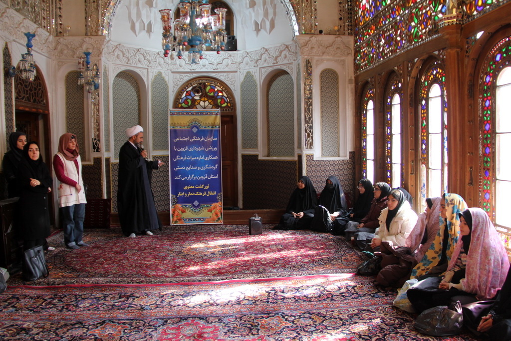 بازدید دانشآموزان قزوین از بنای تاریخی حسینیه امینیها