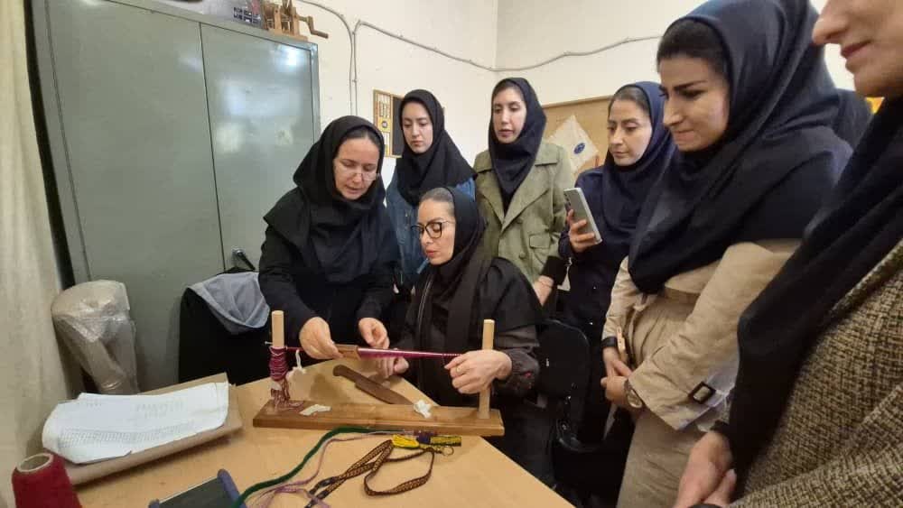 بازدید هنرآموزان رشته طراحی و دوخت از کارگاه حفظ و احیای نساجی سنتی در قزوین