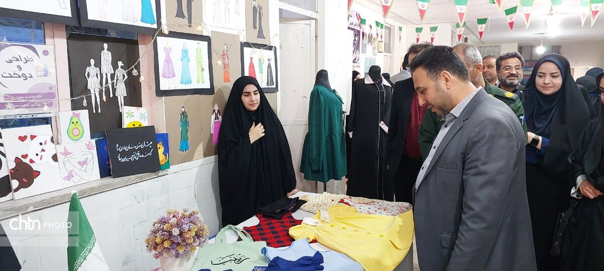 نمایشگاه صنایعدستی هنرجویان هنرستان طوبی باحضور فرماندار حمیدیه گشایش یافت