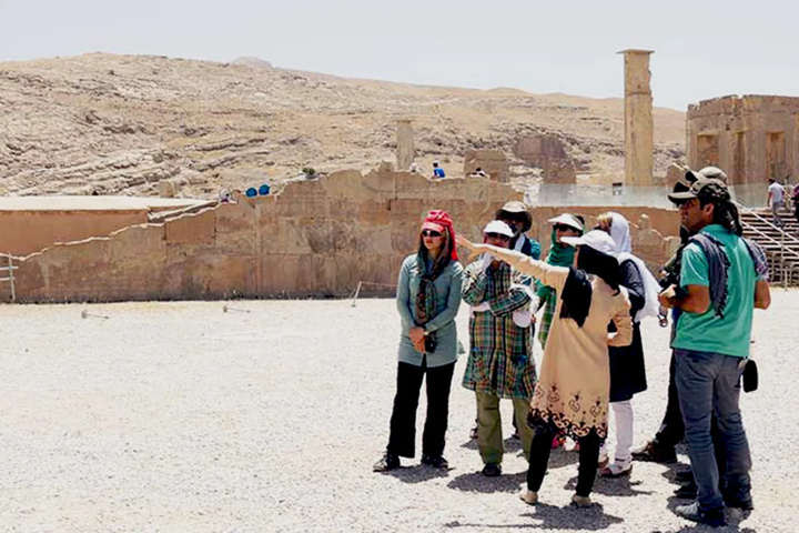 راهنمایان گردشگری؛ معماران روایت ملی در میدان دیپلماسی عمومی/ روایت، هویت، توسعه؛ سه‌ضلعی راهبردی در کارنامه راهنمایان گردشگری ایران