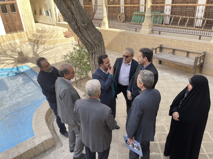 بازدید رئیس و اعضای شورای شهر قم از اماکن تاریخی و مخزن اشیای فرهنگی استان