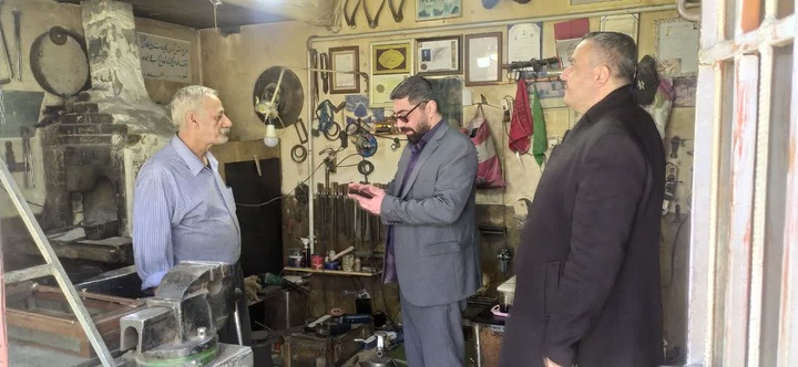 بازدید میدانی معاون صنایع‌دستی کرمانشاه از کارگاه‌ها و بازارچه صنایع‌دستی کرند غرب/ تأکید بر تقویت تولید و توسعه بازار