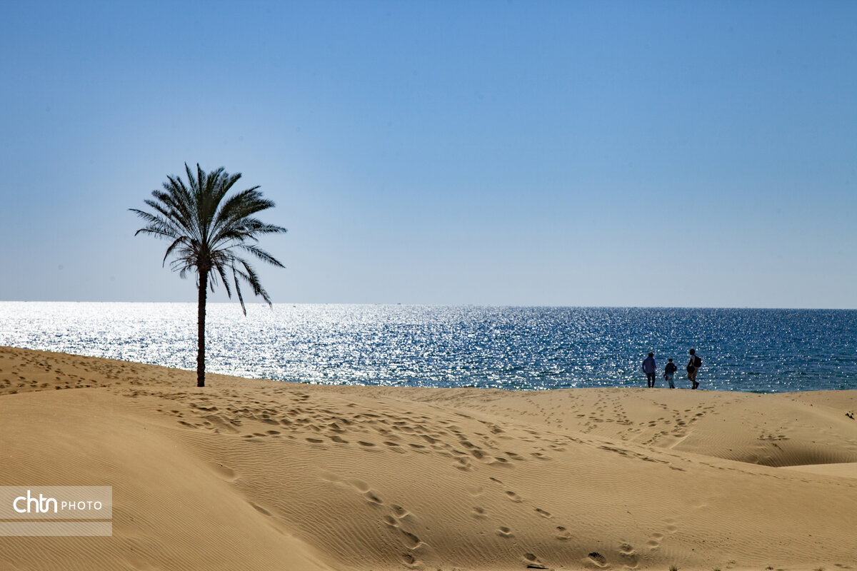 ساحل «دَرَک» بلوچستان؛ جایی که کویر و دریا در آغوش هم دیدنی میشود