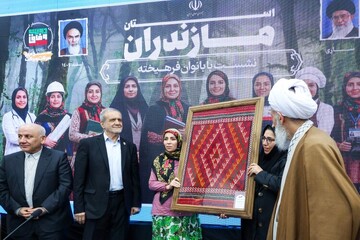 اهدای دست‌بافته اصیل بانوان مازندران به رئیس‌جمهوری