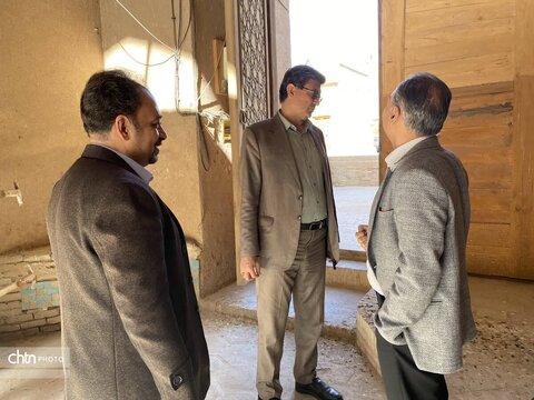 بازدید میدانی مدیرکل میراث‌فرهنگی یزد از بقعه تاریخی سید شمس‌الدین؛ تمرکز بر مرمت تزئینات نفیس و ساماندهی مرکز اسناد