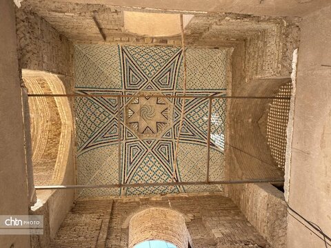 بازدید میدانی مدیرکل میراث‌فرهنگی یزد از بقعه تاریخی سید شمس‌الدین؛ تمرکز بر مرمت تزئینات نفیس و ساماندهی مرکز اسناد