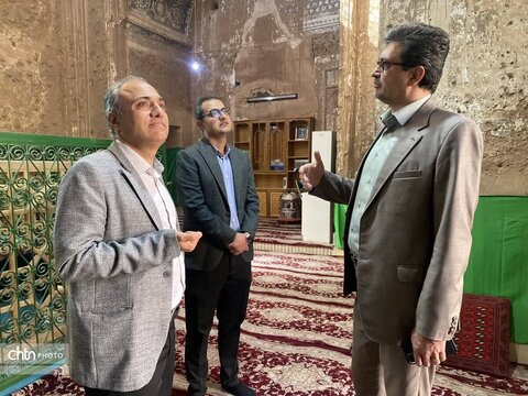 بازدید میدانی مدیرکل میراث‌فرهنگی یزد از بقعه تاریخی سید شمس‌الدین؛ تمرکز بر مرمت تزئینات نفیس و ساماندهی مرکز اسناد