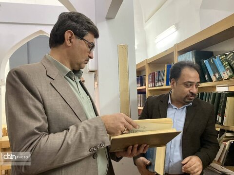 بازدید میدانی مدیرکل میراث‌فرهنگی یزد از بقعه تاریخی سید شمس‌الدین؛ تمرکز بر مرمت تزئینات نفیس و ساماندهی مرکز اسناد