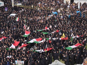 حضور گسترده مردم عزادار در مراسم تشییع شهدای دانش‌آموز میناب