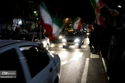 حضور حماسی کاروان خودرویی مردم در میدان نبوت تهران