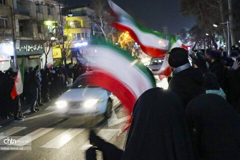 حضور حماسی کاروان خودرویی مردم در میدان نبوت تهران