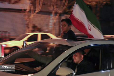 حضور حماسی کاروان خودرویی مردم در میدان نبوت تهران