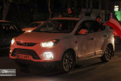 حضور حماسی کاروان خودرویی مردم در میدان نبوت تهران