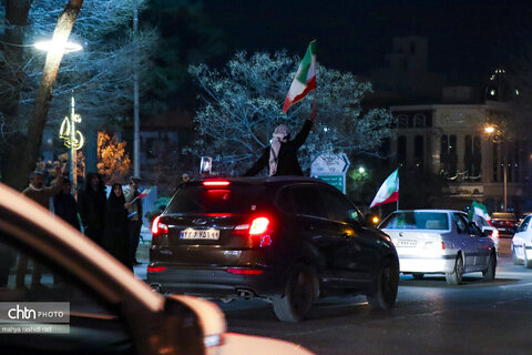 حضور حماسی کاروان خودرویی مردم در میدان نبوت تهران