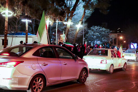 حضور حماسی کاروان خودرویی مردم در میدان نبوت تهران