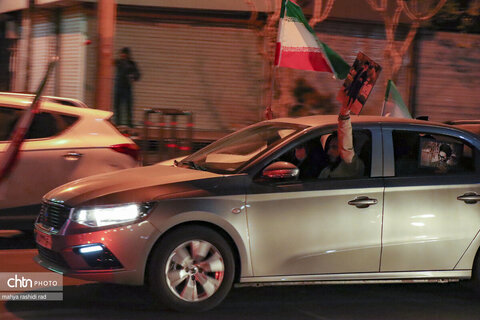 حضور حماسی کاروان خودرویی مردم در میدان نبوت تهران