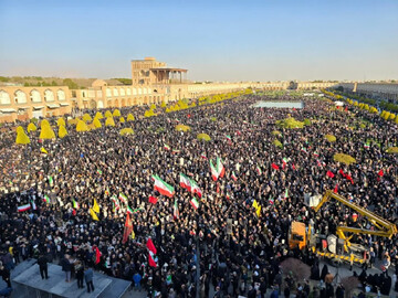 حضور مردم غیور اصفهان در میدان امام(ره) به یاد رهبر شهید امت