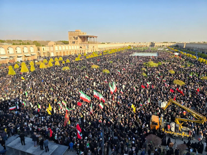 حضور مردم غیور اصفهان در میدان امام(ره) به یاد رهبر شهید امت