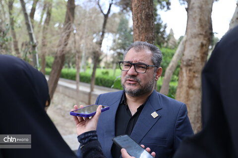 تشکیل زنجیره انسانی به‌منظور حفاظت از میراث جهانی در اصفهان