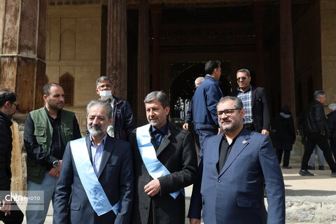 تشکیل زنجیره انسانی به‌منظور حفاظت از میراث جهانی در اصفهان