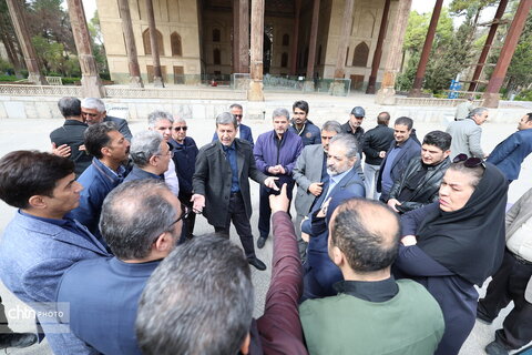 تشکیل زنجیره انسانی به‌منظور حفاظت از میراث جهانی در اصفهان