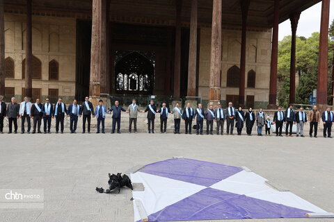 تشکیل زنجیره انسانی به‌منظور حفاظت از میراث جهانی در اصفهان