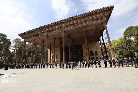 تشکیل زنجیره انسانی به‌منظور حفاظت از میراث جهانی در اصفهان