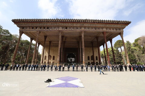 تشکیل زنجیره انسانی به‌منظور حفاظت از میراث جهانی در اصفهان
