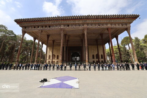 تشکیل زنجیره انسانی به‌منظور حفاظت از میراث جهانی در اصفهان