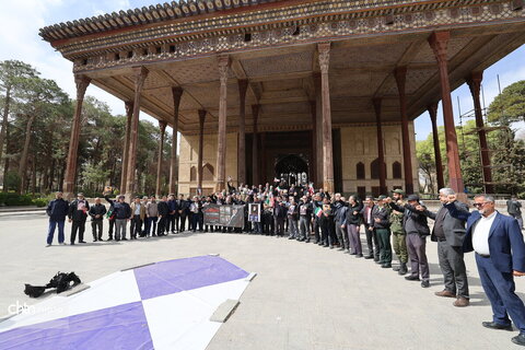 تشکیل زنجیره انسانی به‌منظور حفاظت از میراث جهانی در اصفهان