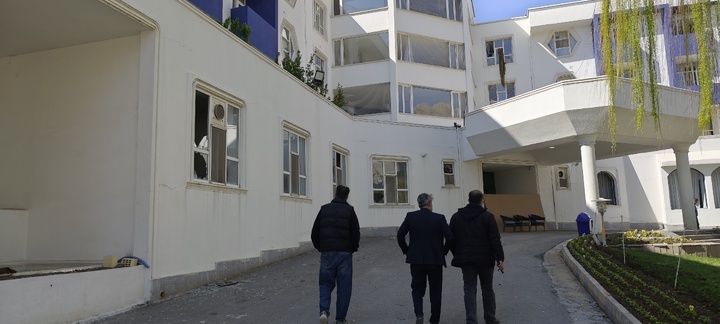 آسیب دو مجموعه اقامتی و پذیرایی کرمانشاه در حملات دشمن متجاوز / بازدید سرپرست اداره‌کل میراث‌فرهنگی استان از مراکز آسیب دیده