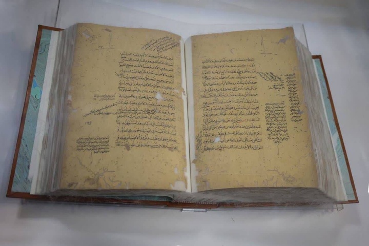 رونمایی از نسخه خطی ۴۰۰ ساله نهج‌البلاغه اهدایی رهبر شهید انقلاب به کتابخانه آستان قدس رضوی