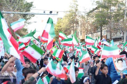 تجمع دانش‌آموزان کرمانی، در اعتراض به کشتار دانش‌آموزان میناب