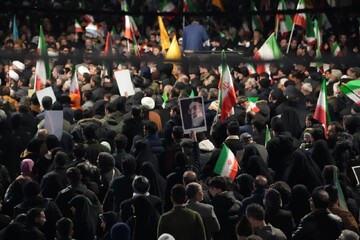 حضور شبانه مردم خوی در میدان برای عشق به وطن و یاد رهبر شهیدشان