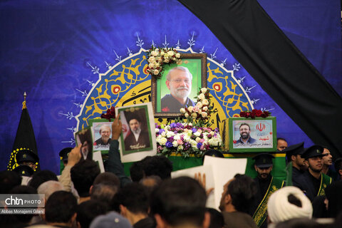 وداع مردم قم با پیکر شهید لاریجانی در حرم مطهر حضرت معصومه(س)