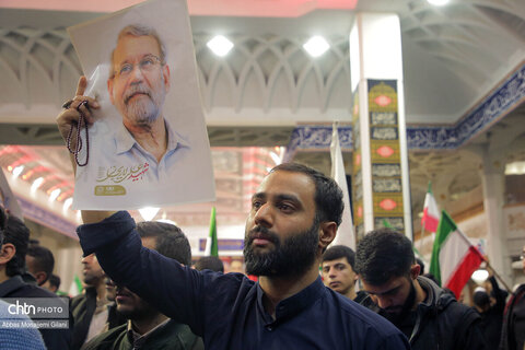 وداع مردم قم با پیکر شهید لاریجانی در حرم مطهر حضرت معصومه(س)