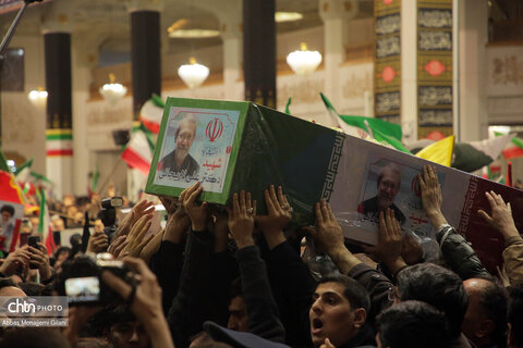 وداع مردم قم با پیکر شهید لاریجانی در حرم مطهر حضرت معصومه(س)