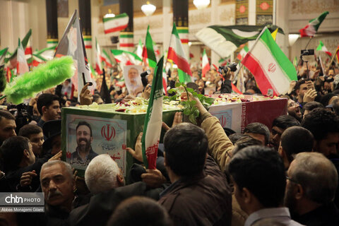 وداع مردم قم با پیکر شهید لاریجانی در حرم مطهر حضرت معصومه(س)