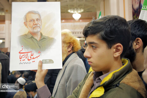 وداع مردم قم با پیکر شهید لاریجانی در حرم مطهر حضرت معصومه(س)