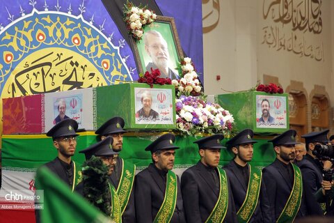 وداع مردم قم با پیکر شهید لاریجانی در حرم مطهر حضرت معصومه(س)